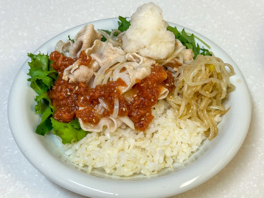 夏日ですか?!新玉とおろし梅ダレ冷しゃぶ丼